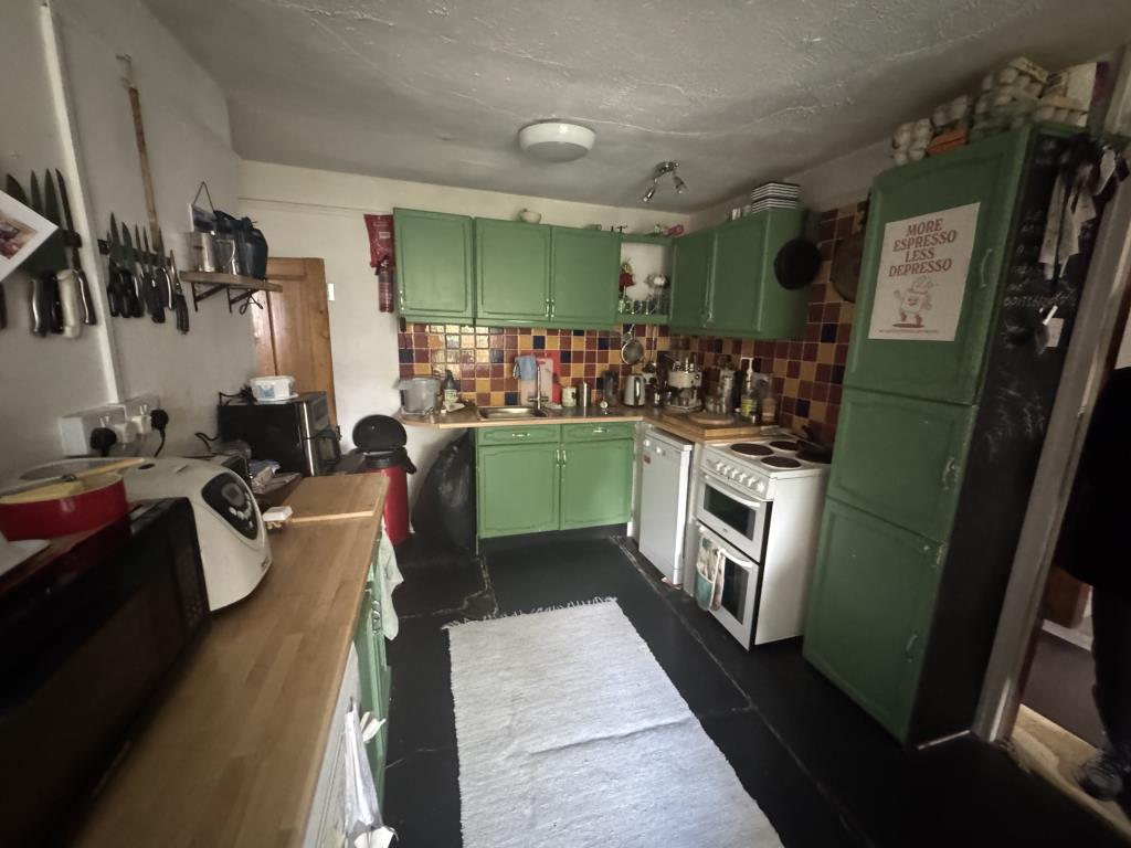 Lot: 131 - MID-TERRACE HOUSE FOR IMPROVEMENT - Kitchen